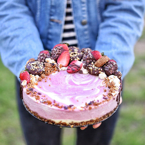 Sommerlicher Raw Cake mit Erdbeeren